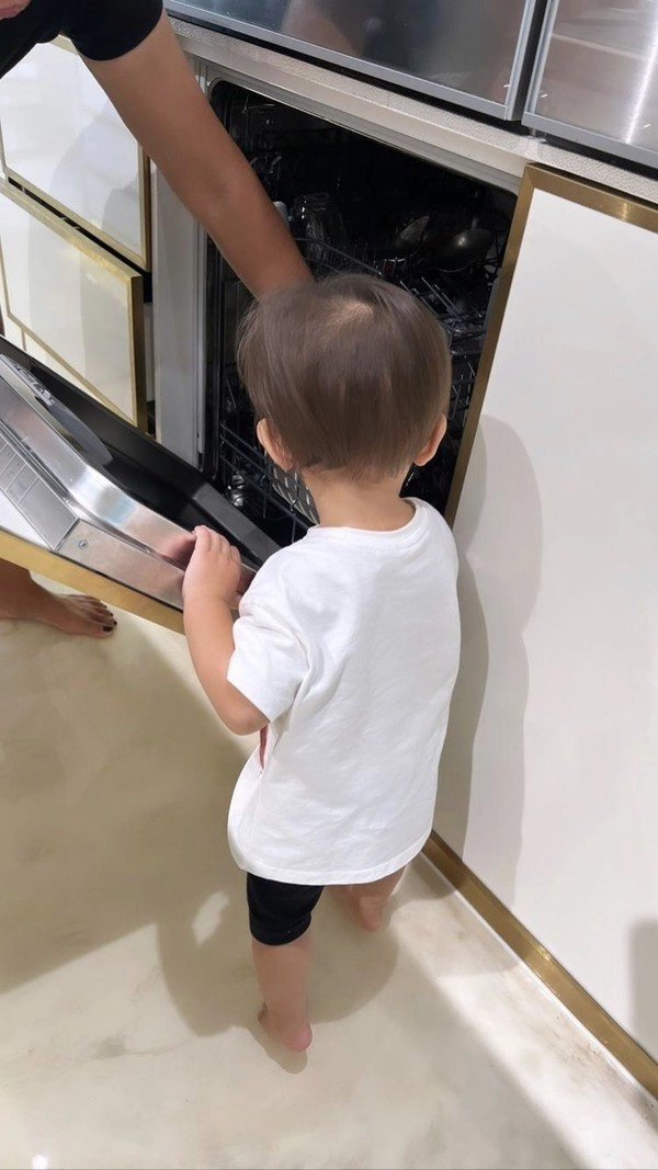 Con gái sang tận thụy điển chăm vườn cho ông bà nội hồ ngọc hà kim lý thi nhau khen hết lời - 9