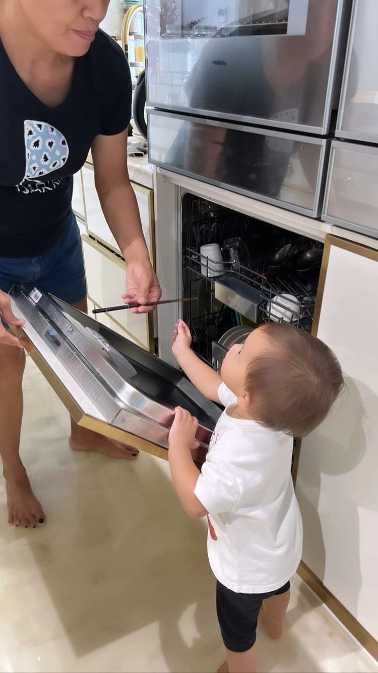 Con gái sang tận thụy điển chăm vườn cho ông bà nội hồ ngọc hà kim lý thi nhau khen hết lời - 10