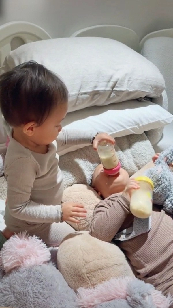 Con gái sang tận thụy điển chăm vườn cho ông bà nội hồ ngọc hà kim lý thi nhau khen hết lời - 12