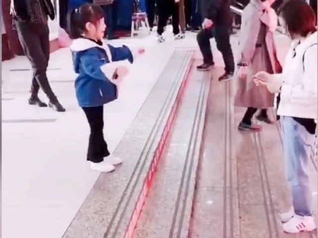 Con gái sợ hãi không dám bước xuống bậc cầu thang hành động của người mẹ khiến cđm tức giận - 1