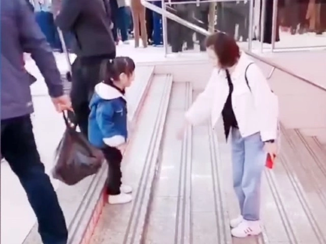 Con gái sợ hãi không dám bước xuống bậc cầu thang hành động của người mẹ khiến cđm tức giận - 2