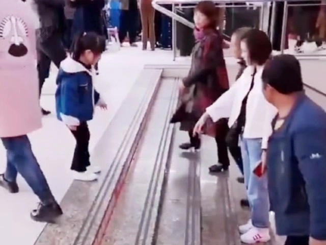 Con gái sợ hãi không dám bước xuống bậc cầu thang hành động của người mẹ khiến cđm tức giận - 3