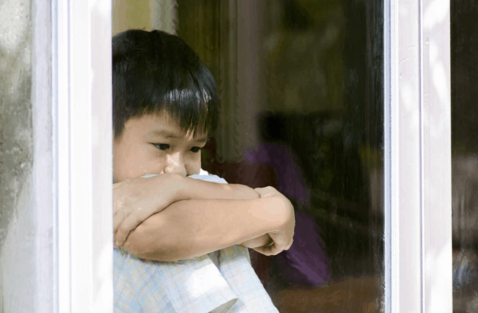 Con gái sợ hãi không dám bước xuống bậc cầu thang hành động của người mẹ khiến cđm tức giận - 6