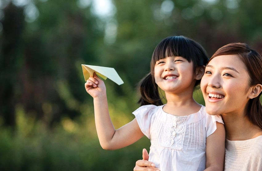 Con gái sợ hãi không dám bước xuống bậc cầu thang hành động của người mẹ khiến cđm tức giận - 7