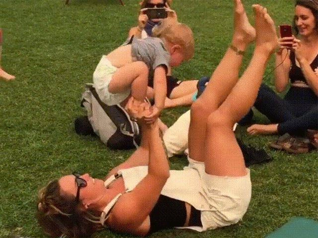 Con gái sợ hãi không dám bước xuống bậc cầu thang hành động của người mẹ khiến cđm tức giận - 8