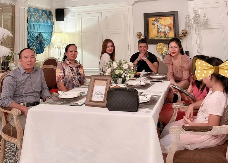 Con gái thủy tiên công vinh 9 tuổi thướt tha như thiếu nữ thân thiết với em gái - 1