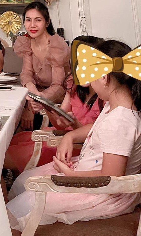 Con gái thủy tiên công vinh 9 tuổi thướt tha như thiếu nữ thân thiết với em gái - 2