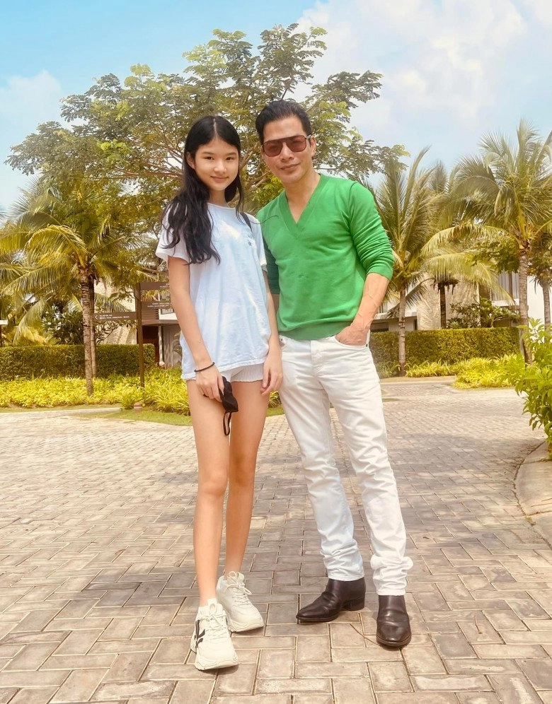 Con gái trần bảo sơn nổi bật khi chụp cùng bố mặt xinh chân dài hệt mẹ - 3