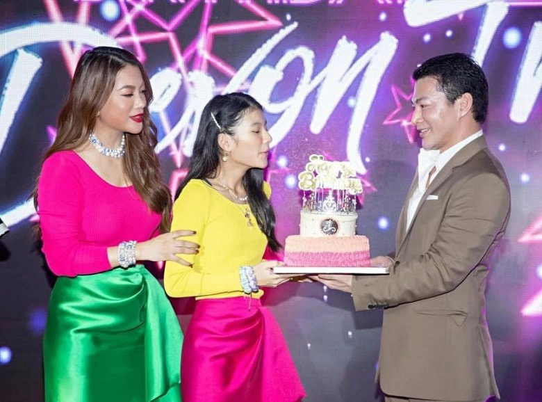 Con gái trần bảo sơn nổi bật khi chụp cùng bố mặt xinh chân dài hệt mẹ - 10