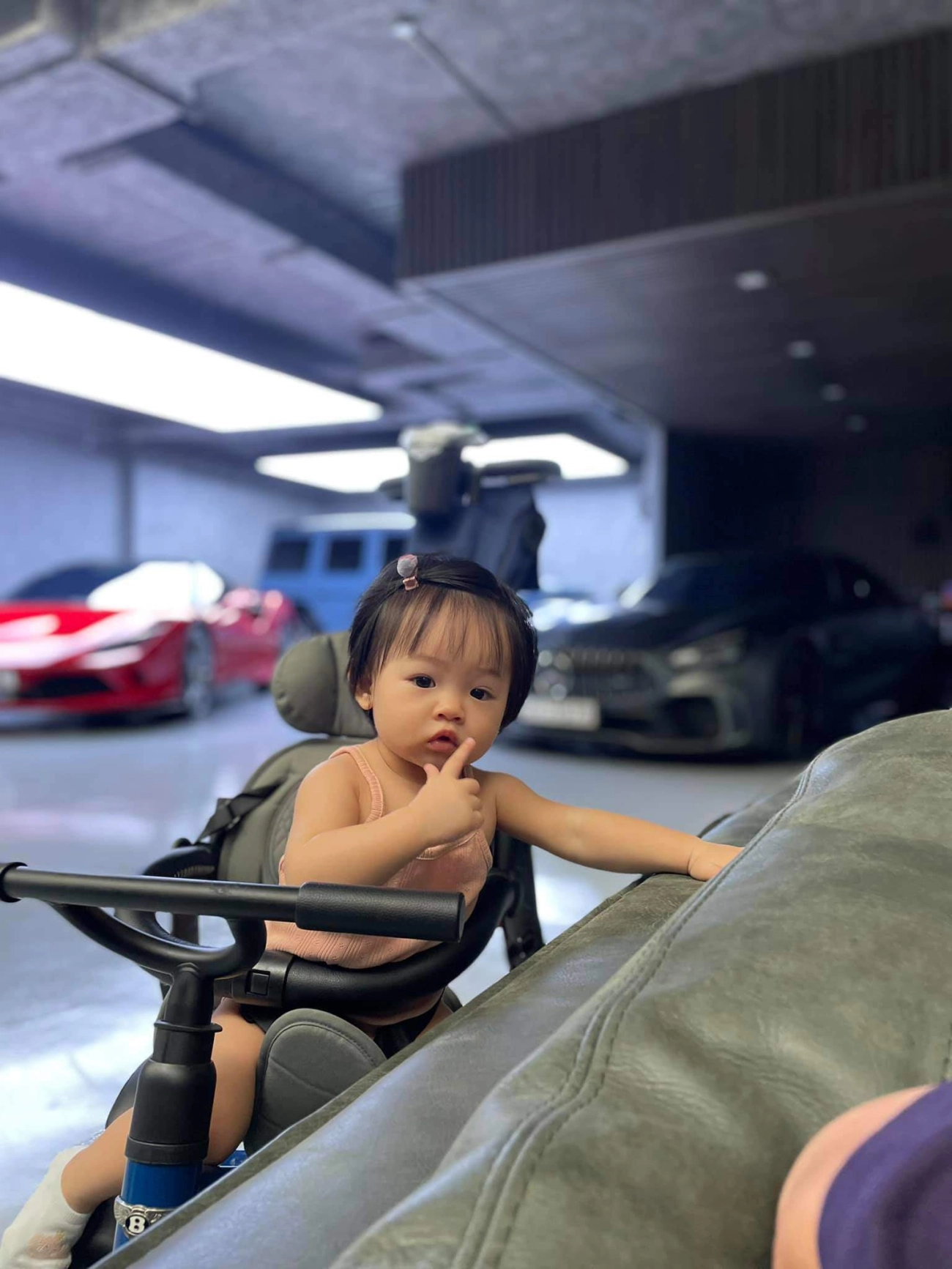 Con gái tròn 1 tuổi đàm thu trang công khai loạt ảnh hiếm cho thấy suchin giống hệt cường đôla - 7