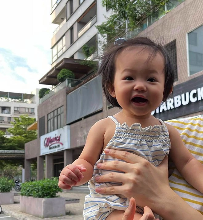 Con gái tròn 1 tuổi đàm thu trang công khai loạt ảnh hiếm cho thấy suchin giống hệt cường đôla - 9