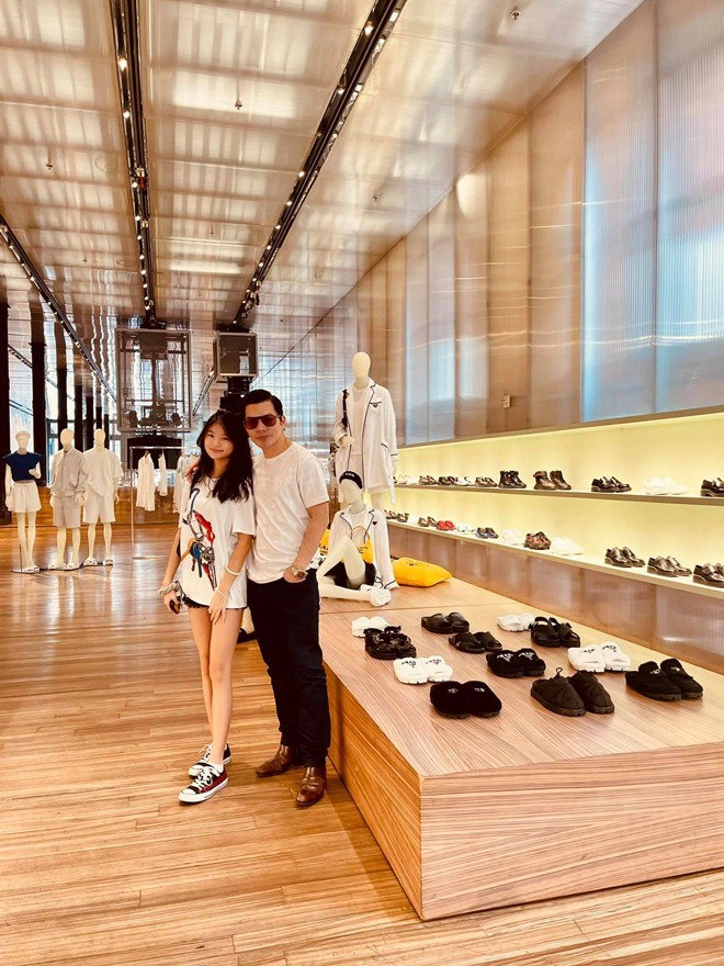 Con gái trương ngọc ánh sành điệu trên đất mỹ mặc đồ hiệu đắt tiền chụp ảnh ở phố sang - 3