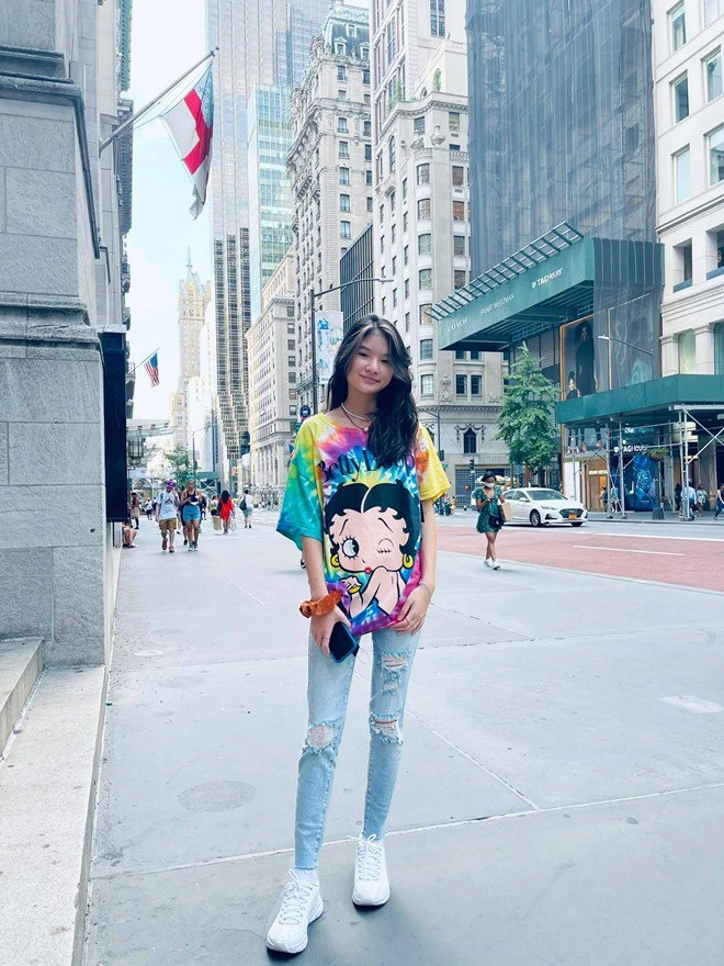 Con gái trương ngọc ánh sành điệu trên đất mỹ mặc đồ hiệu đắt tiền chụp ảnh ở phố sang - 5