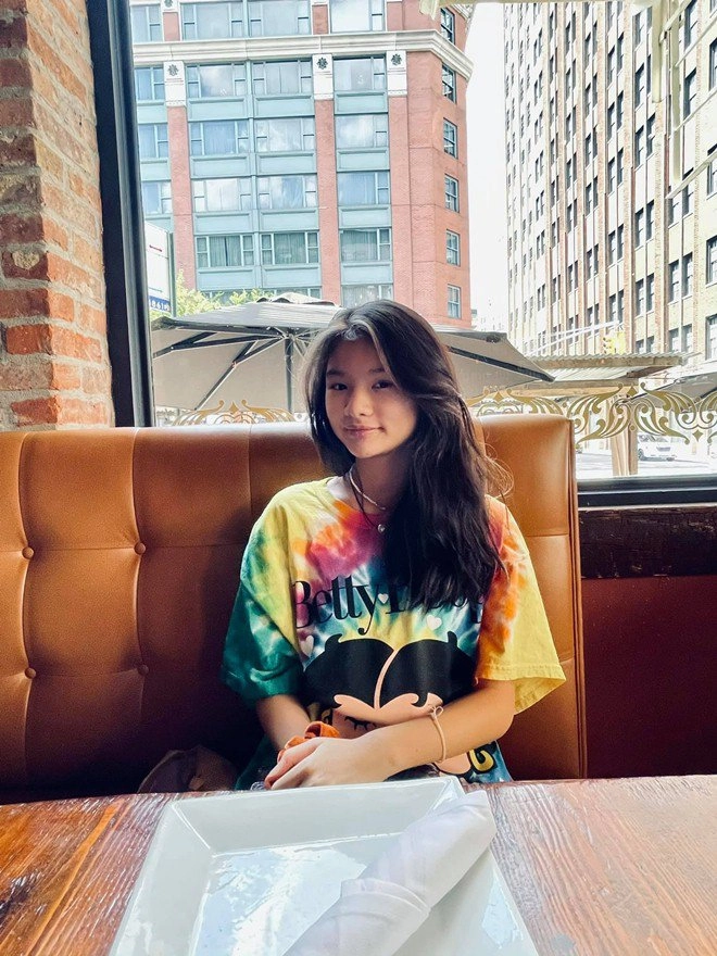 Con gái trương ngọc ánh sành điệu trên đất mỹ mặc đồ hiệu đắt tiền chụp ảnh ở phố sang - 6