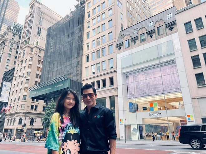 Con gái trương ngọc ánh sành điệu trên đất mỹ mặc đồ hiệu đắt tiền chụp ảnh ở phố sang - 7