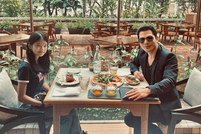 Con gái trương ngọc ánh sành điệu trên đất mỹ mặc đồ hiệu đắt tiền chụp ảnh ở phố sang - 14