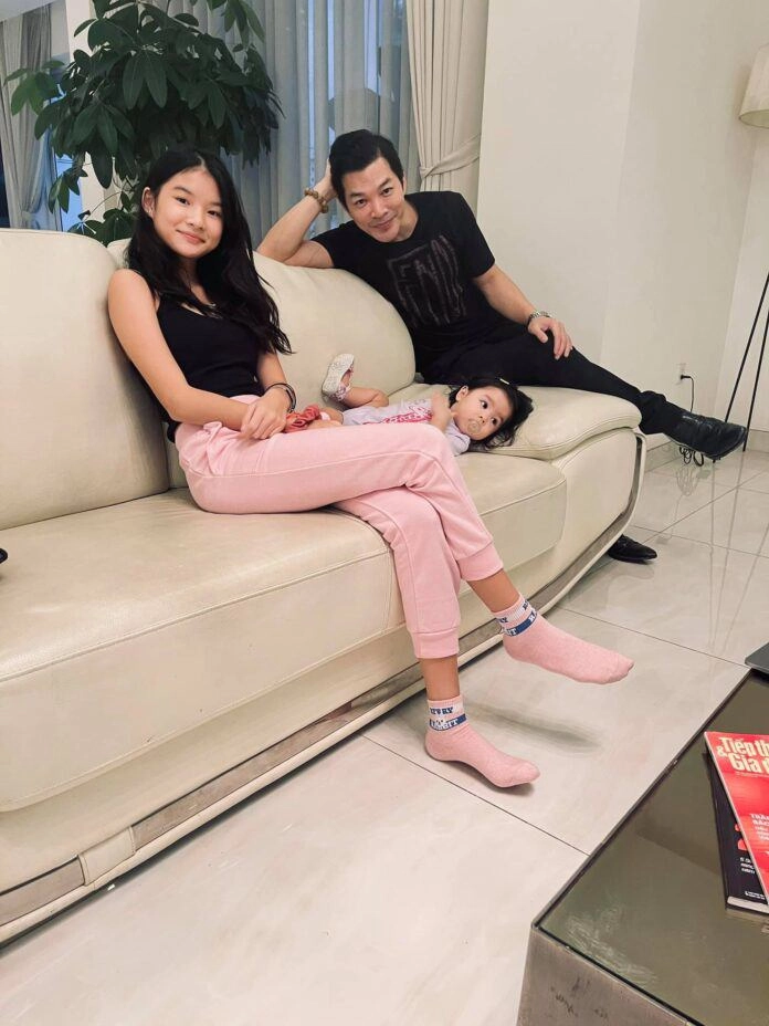 Con gái trương ngọc ánh sành điệu trên đất mỹ mặc đồ hiệu đắt tiền chụp ảnh ở phố sang - 15