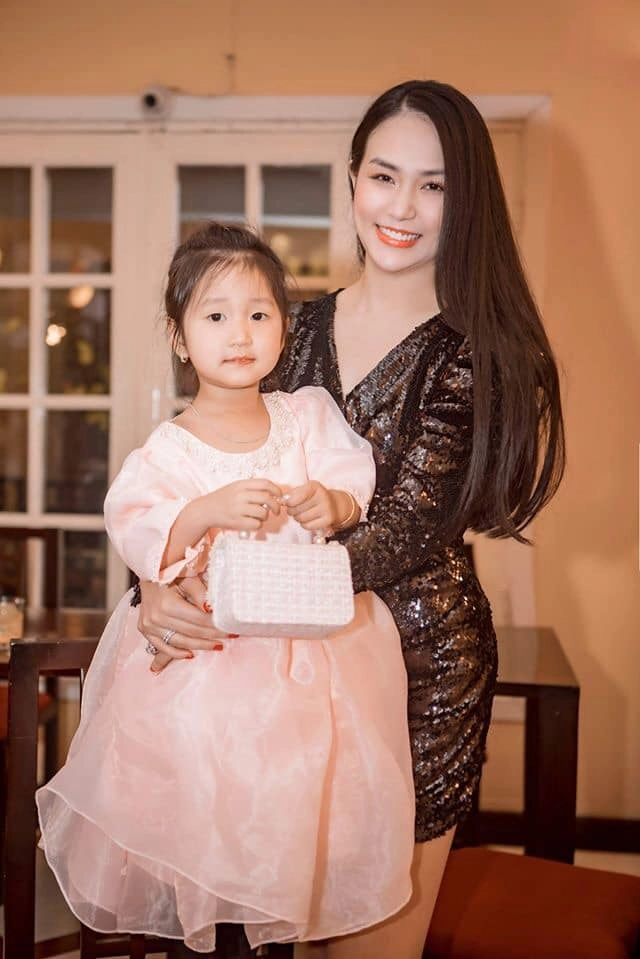 Con gái tuấn hưng sành điệu không đợi tuổi đi shopping với mẹ hotgirltự tin tư vấn chốt đơn - 2