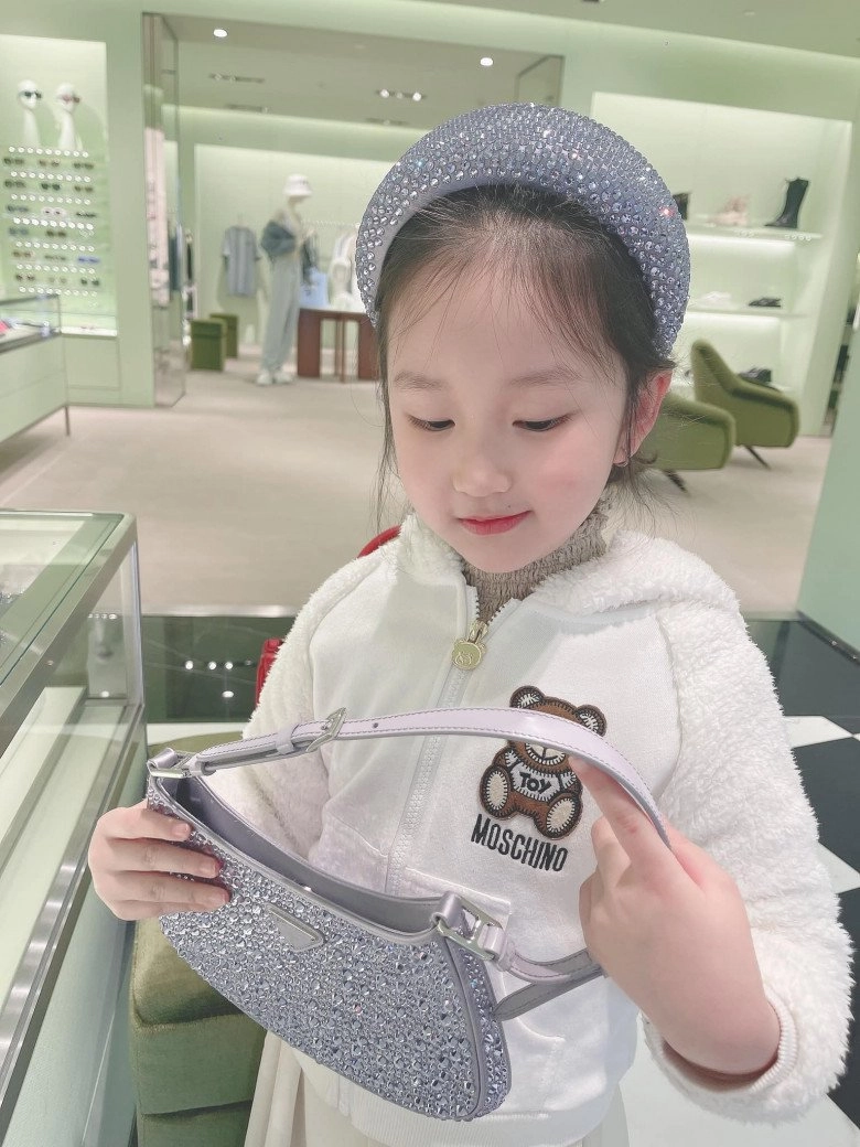 Con gái tuấn hưng sành điệu không đợi tuổi đi shopping với mẹ hotgirltự tin tư vấn chốt đơn - 3