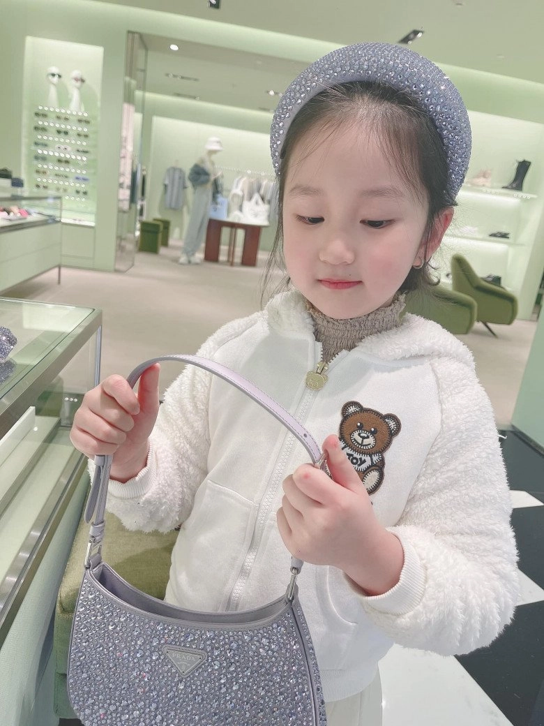 Con gái tuấn hưng sành điệu không đợi tuổi đi shopping với mẹ hotgirltự tin tư vấn chốt đơn - 5