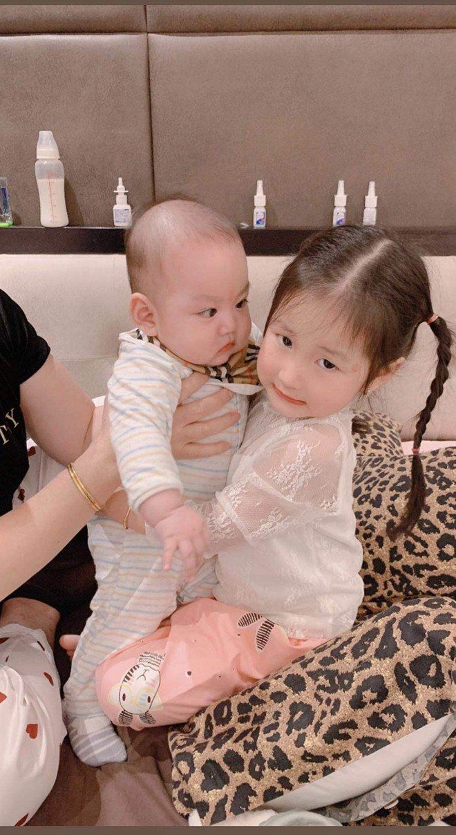 Con gái tuấn hưng sành điệu không đợi tuổi đi shopping với mẹ hotgirltự tin tư vấn chốt đơn - 7