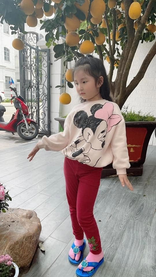 Con gái tuấn hưng sành điệu không đợi tuổi đi shopping với mẹ hotgirltự tin tư vấn chốt đơn - 8