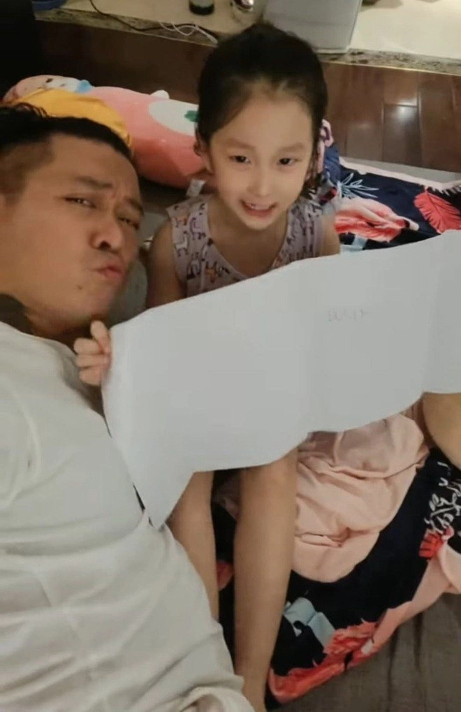 Con gái tuấn hưng trổ nét mỹ nhân giống mẹ mong bố nhiều tiền và gia đình mãi bên nhau - 1