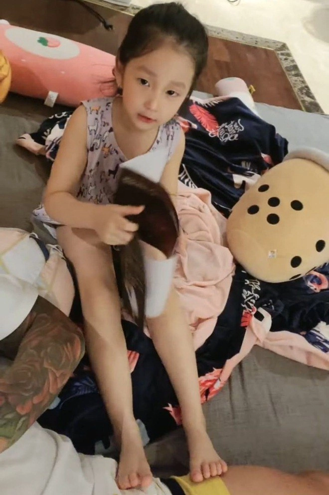 Con gái tuấn hưng trổ nét mỹ nhân giống mẹ mong bố nhiều tiền và gia đình mãi bên nhau - 3