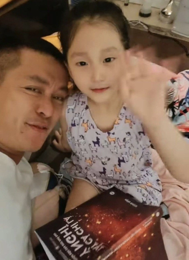 Con gái tuấn hưng trổ nét mỹ nhân giống mẹ mong bố nhiều tiền và gia đình mãi bên nhau - 4