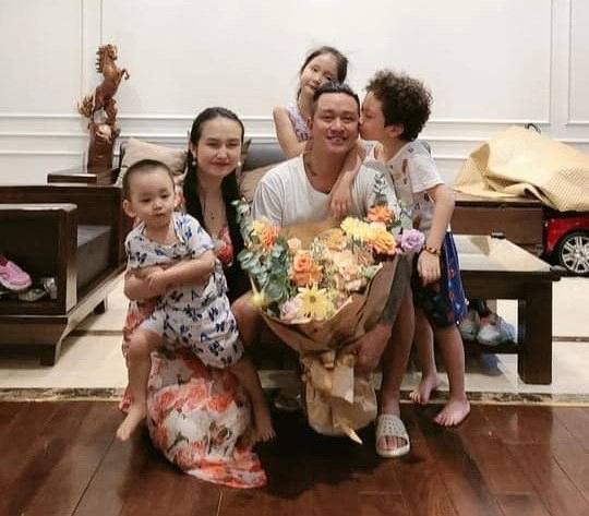 Con gái tuấn hưng trổ nét mỹ nhân giống mẹ mong bố nhiều tiền và gia đình mãi bên nhau - 7