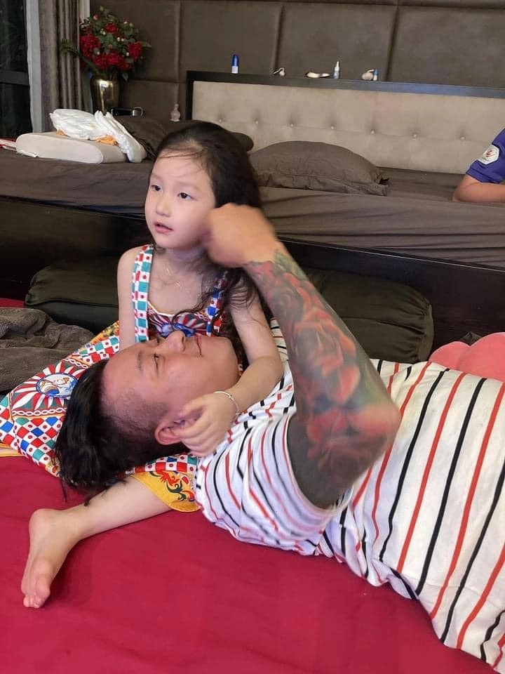 Con gái tuấn hưng trổ nét mỹ nhân giống mẹ mong bố nhiều tiền và gia đình mãi bên nhau - 10