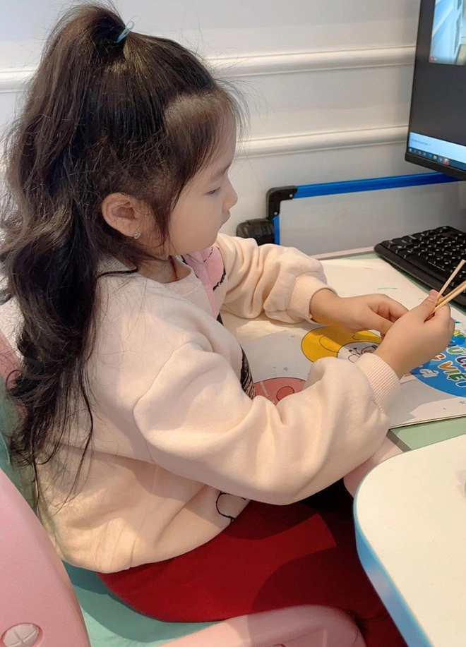 Con gái tuấn hưng trổ nét mỹ nhân giống mẹ mong bố nhiều tiền và gia đình mãi bên nhau - 11