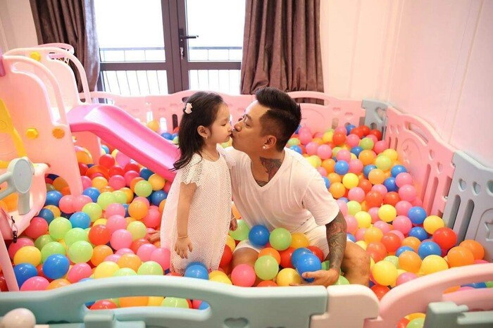 Con gái tuấn hưng trổ nét mỹ nhân giống mẹ mong bố nhiều tiền và gia đình mãi bên nhau - 15