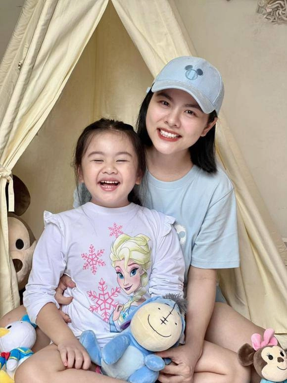 Con gái vào lớp 1 vẫn quá vô tư vân trang thì lo đến không ngủ được - 1