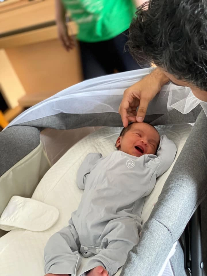 Con gái võ hạ trâm 2 tuần trổ nét mũi cao giống bố ấn độ biết hóng chuyện rất yêu - 4