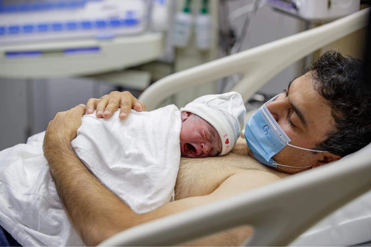 Con gái võ hạ trâm 2 tuần trổ nét mũi cao giống bố ấn độ biết hóng chuyện rất yêu - 5