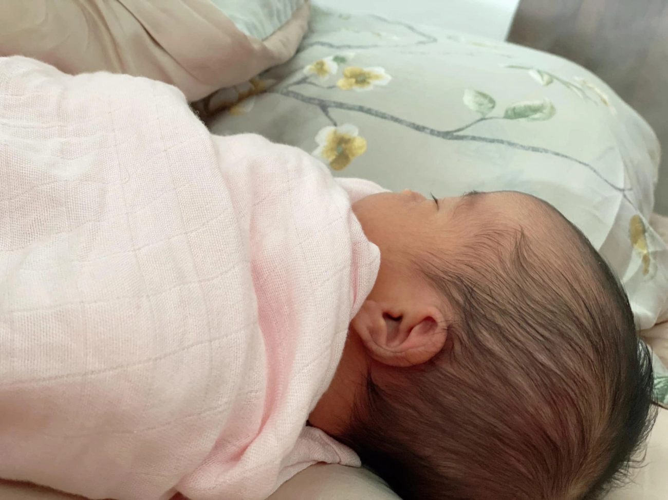 Con gái võ hạ trâm 2 tuần trổ nét mũi cao giống bố ấn độ biết hóng chuyện rất yêu - 6