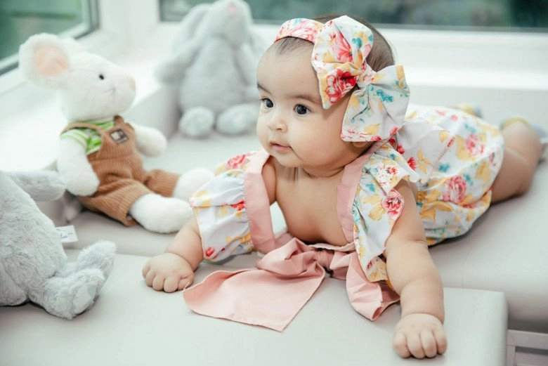 Con gái võ hạ trâm da ngăm được mẹ lên kế hoạch tắm trắng hóa công chúa tuyết mắt tuyệt đẹp - 9