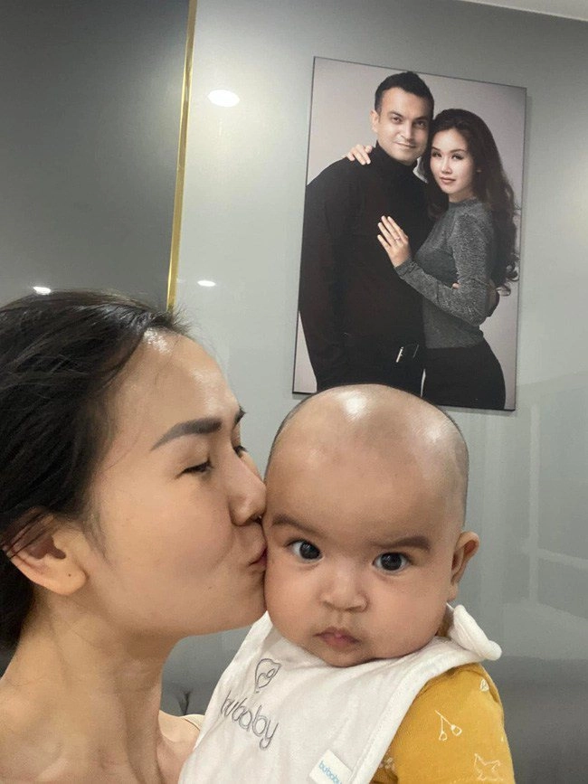 Con gái võ hạ trâm mặc quần áonhìn giống bố ấn độ đổi sang váy là khác hẳn - 6