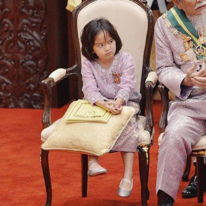 Con gái vuamalaysia được 32 triệu dân yêu mến vì biểu cảm quá đáng yêu càng lớn càng xinh - 4