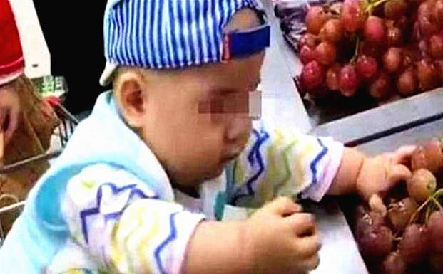 Con hái nho trong siêu thị ăn bị phát hiện mẹ nói một câu nhân viên vội xin lỗi - 1
