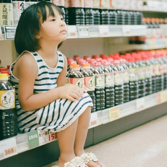 Con hái nho trong siêu thị ăn bị phát hiện mẹ nói một câu nhân viên vội xin lỗi - 2