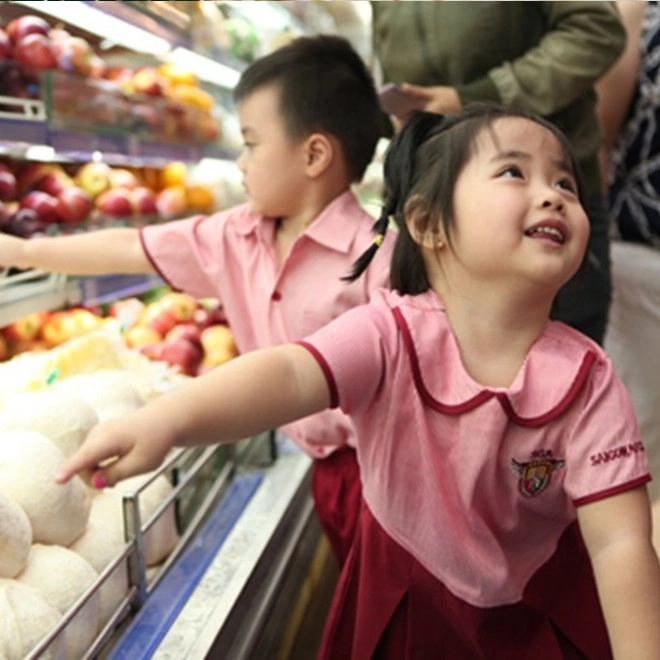 Con hái nho trong siêu thị ăn bị phát hiện mẹ nói một câu nhân viên vội xin lỗi - 3