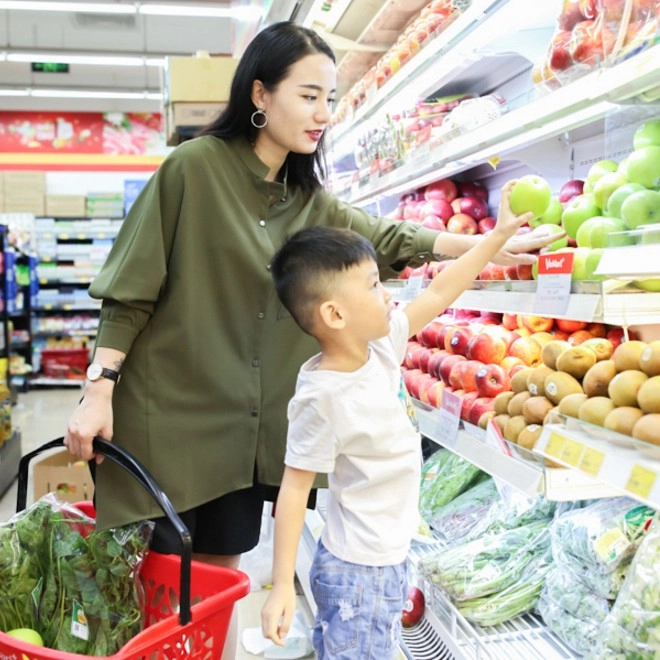 Con hái nho trong siêu thị ăn bị phát hiện mẹ nói một câu nhân viên vội xin lỗi - 5