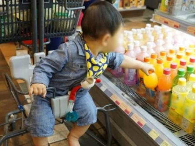 Con hái nho trong siêu thị ăn bị phát hiện mẹ nói một câu nhân viên vội xin lỗi - 8