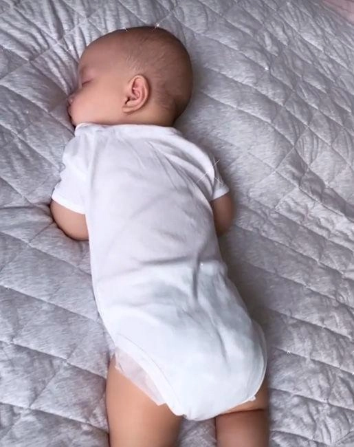 Con hồ ngọc hà bảo thy võ hạ trâm tư thế ngủ bá đạo nhìn đáng yêu nhưng mẹ cần nhanh tay chỉnh lại - 7