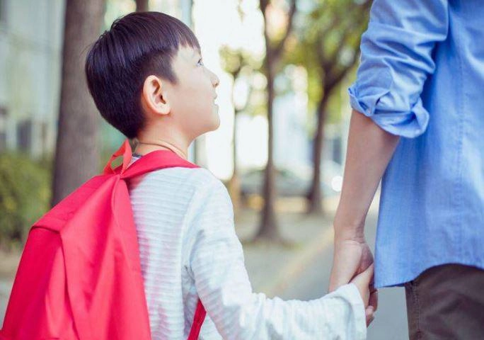 Con hỏi bố làm việc rất chăm chỉ sao nhà mình vẫn nghèo câu trả lời của mẹ nhận lời khen - 4