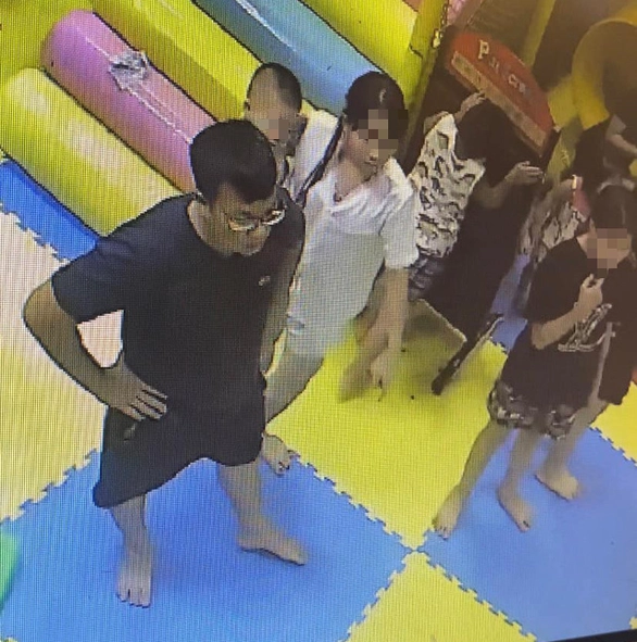 Con làm vỡ tượng 150 triệu đồng khiến bố mẹ phải bồi thường nhưng chiếc camera đã nói lên sự thật - 1