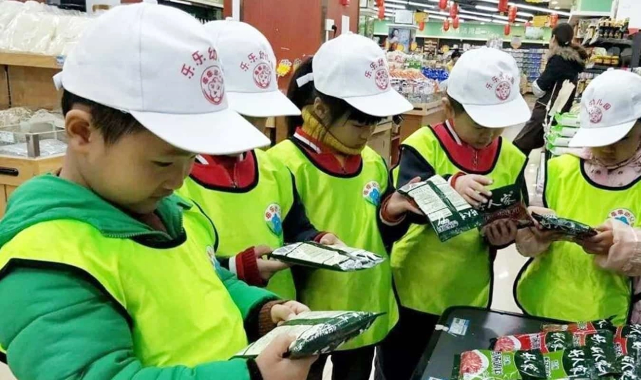 Con mở nắp chai uống nước trong siêu thị nhân viên bắt đền gấp 10 lần vì 1 lý do - 1