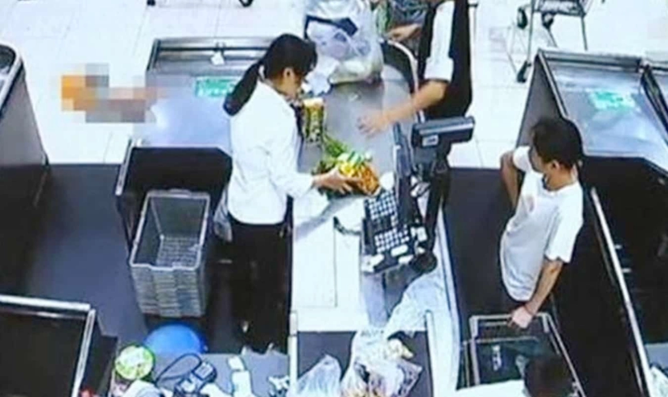 Con mở nắp chai uống nước trong siêu thị nhân viên bắt đền gấp 10 lần vì 1 lý do - 3